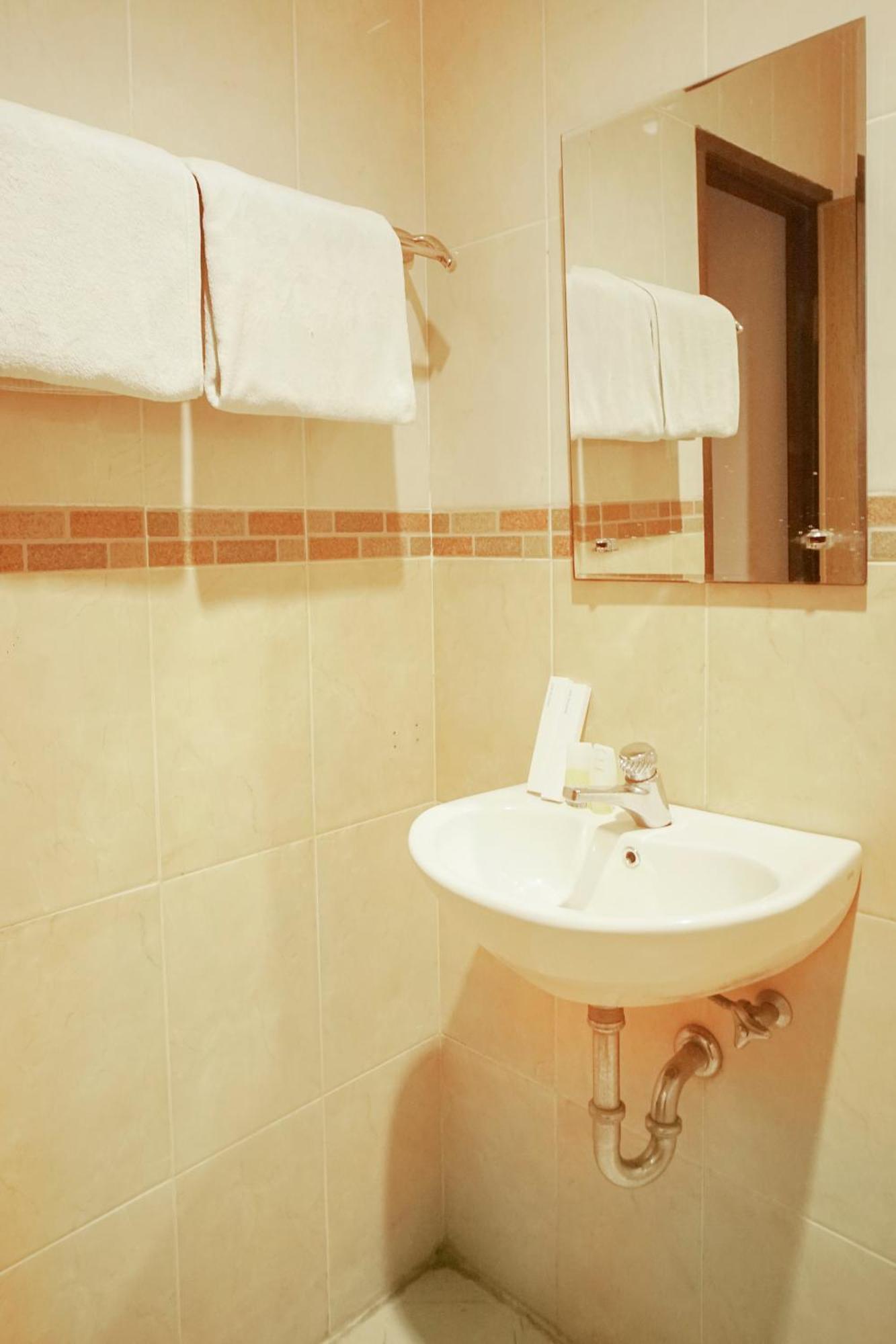 פאלמבאנג Capital O 142 Hotel Al Furqon Syariah מראה חיצוני תמונה